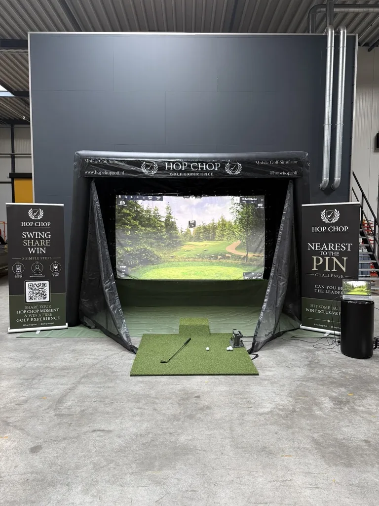 De complete HOP CHOP setup opgebouwd: simulatorbox met scherm, afslagmat en banners