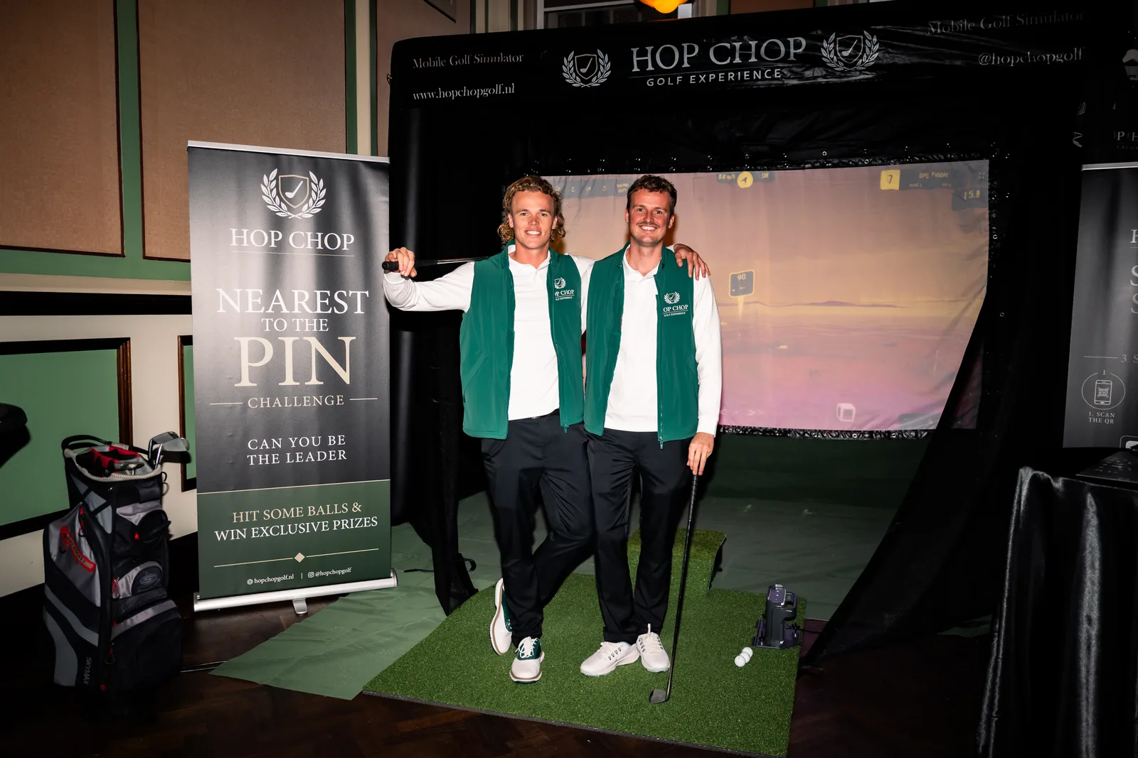 De begeleiders van HOP CHOP voor de mobiele golfsimulator
