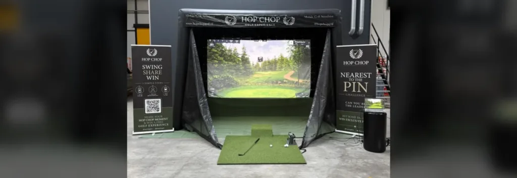 Mobiele golfsimulator opgebouwd binnen voor een teambuildingactiviteit