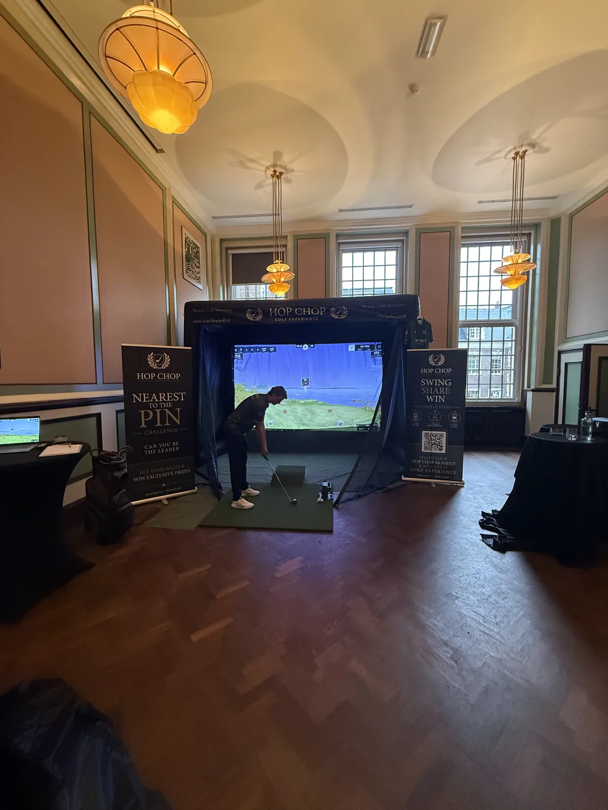 Complete mobiele golfsimulator setup van HOP CHOP op een indoorlocatie