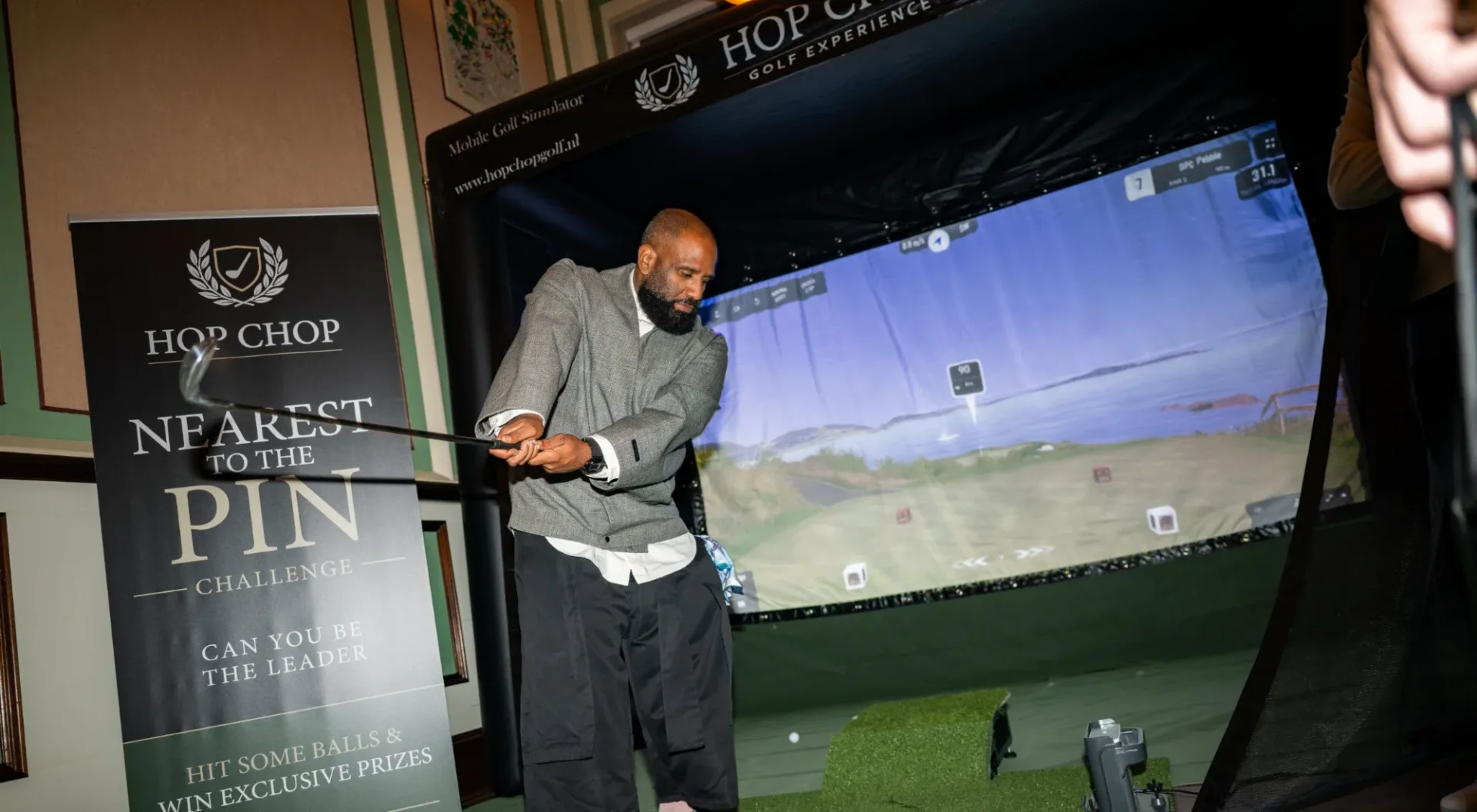 Gast slaat af tijdens de Nearest to the Pin challenge van HOP CHOP op een event